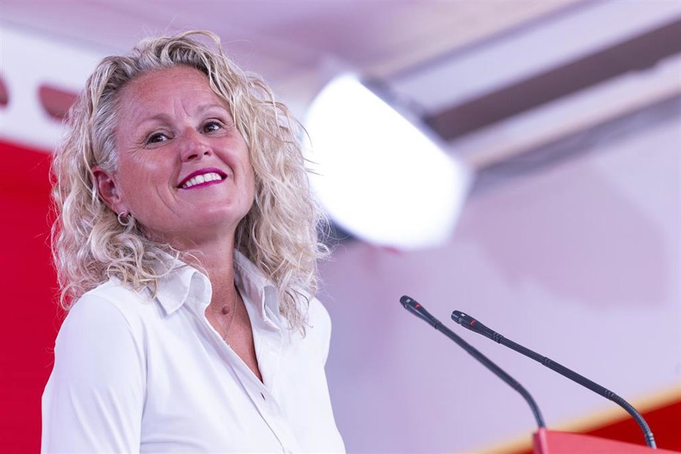 La portavoz del PSOE, Montse Mínguez, en una rueda de prensa en Ferraz