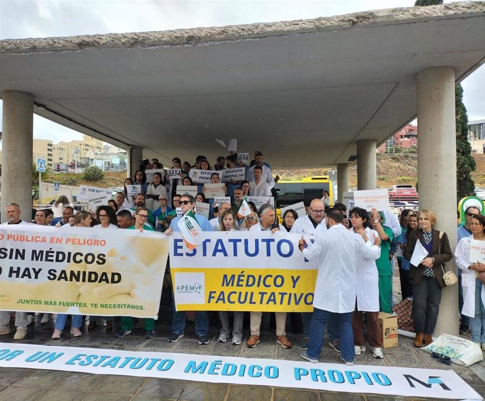 Archivo - Concentración convocada por SEMCA, a 19 de marzo, en el Hospital Doctor Negrín