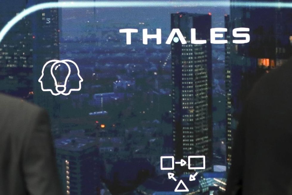 Archivo - FILED - 05 April 2017, Hamburg: FILE PHOTO - Visitors flock to the booth of Thales at the Aircraft Interiors Expo in Hamburg. Photo: Christian Charisius/dpa