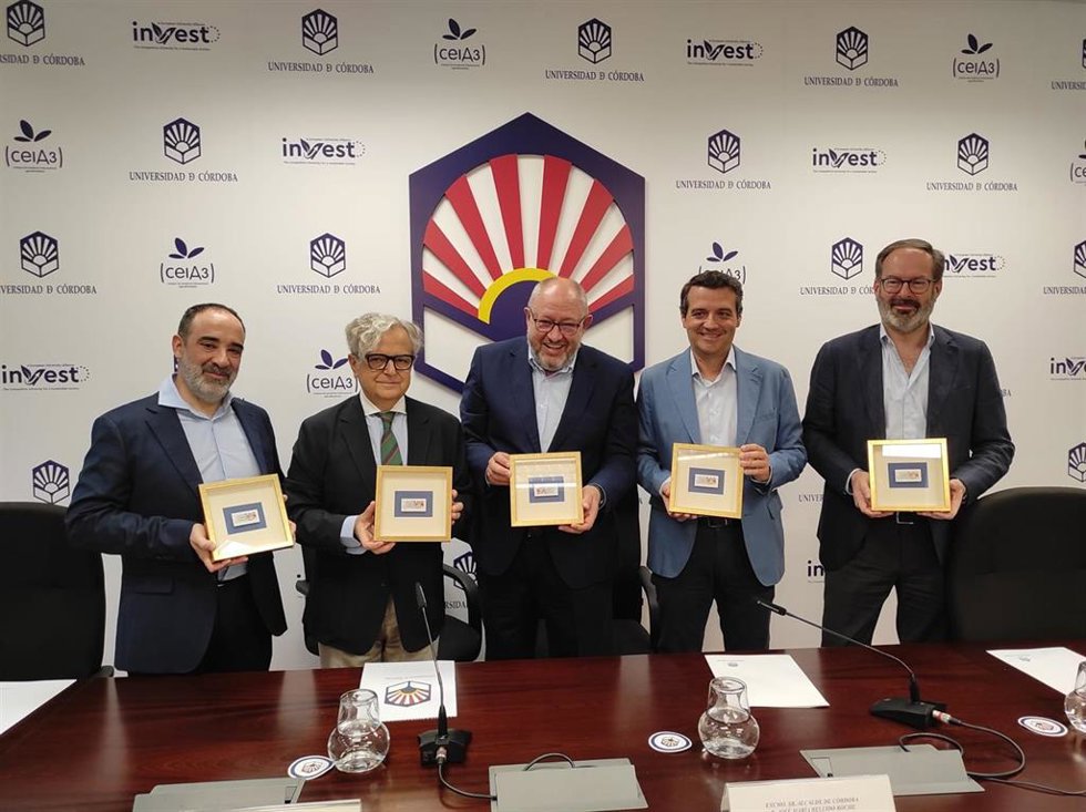 Autoridades en la presentación del sello conmemorativo del IX Centenario del nacimiento de Averroes.