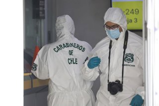 Valparaiso, 28 de noviembre 2025 Personal de Labocar de Carabineros realizan pericias tras un robo con intimidacion en una sucursal de Sevipag ubicada en calle Rawson Sebastian Cisternas/Aton Chile