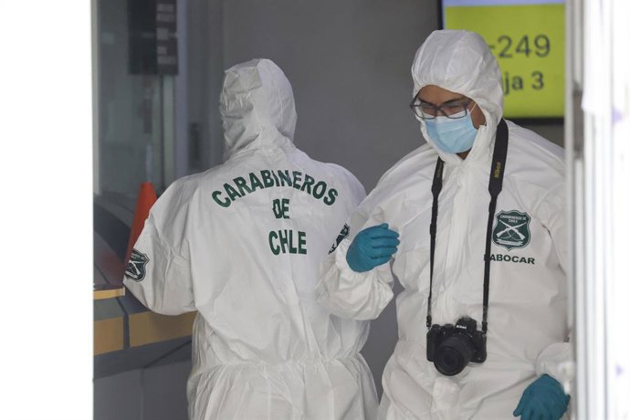 Valparaiso, 28 de noviembre 2025 Personal de Labocar de Carabineros realizan pericias tras un robo con intimidacion en una sucursal de Sevipag ubicada en calle Rawson Sebastian Cisternas/Aton Chile