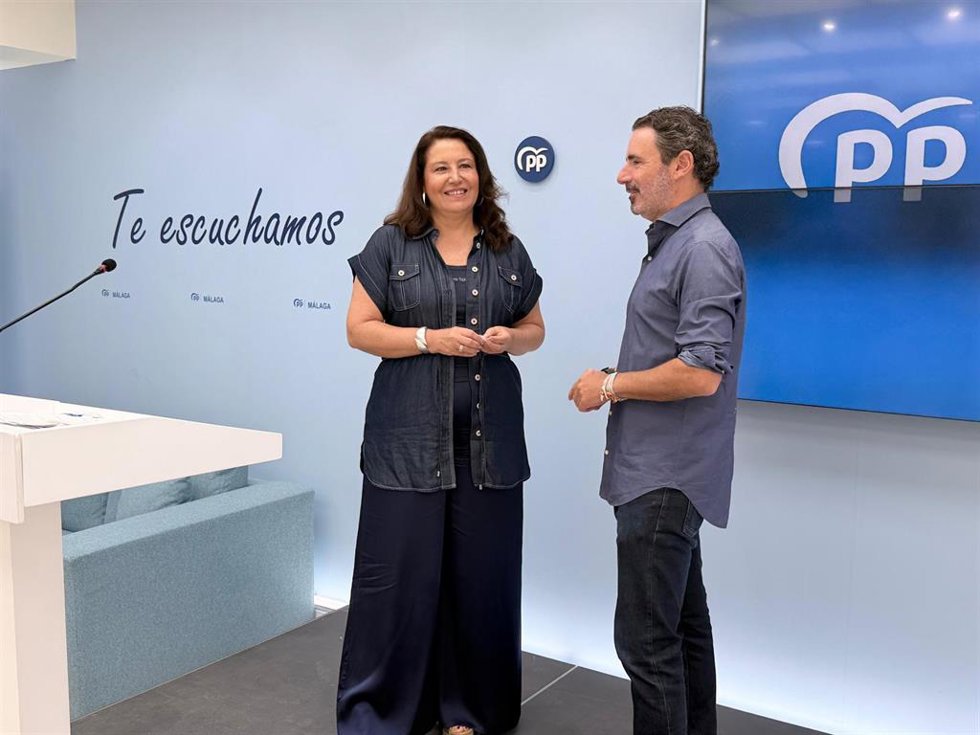 La coordinadora de Política Rural del PP y eurodiputada, Carmen Crespo, junto al secretario general de la formación en Málaga, José Ramón Carmona.