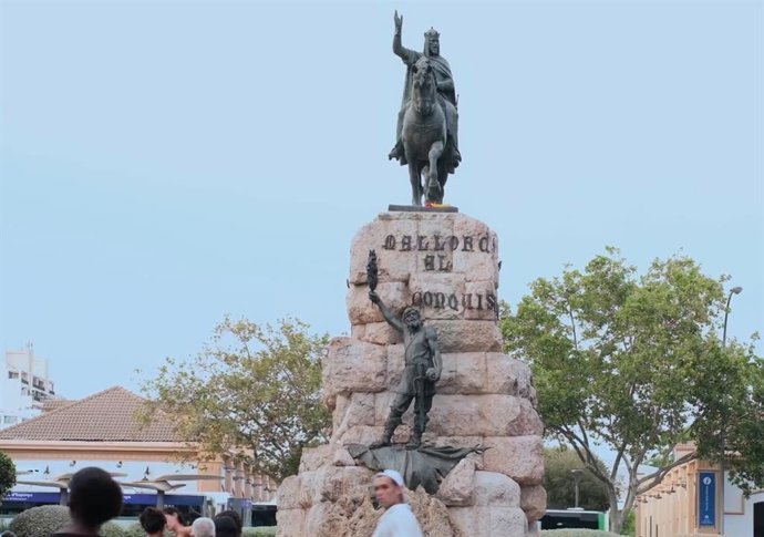 Archivo - Estatua de Jaume I en la plaza España de Palma