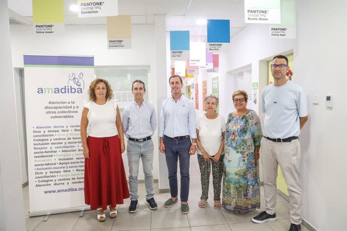 El presidente del Consell de Mallorca, Llorenç Galmés (centro de la imagen) con miembros del IMAS, Amadiba y de Totheducatiu.