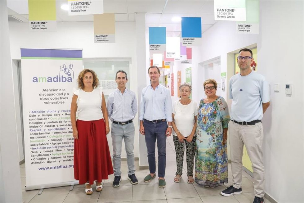 El presidente del Consell de Mallorca, Llorenç Galmés (centro de la imagen) con miembros del IMAS, Amadiba y de Totheducatiu.