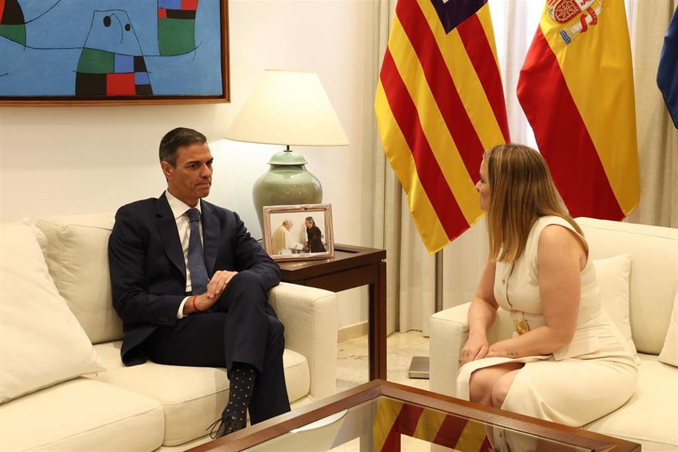 Archivo - El presidente del Gobierno, Pedro Sánchez, y la presidenta de las Islas Baleares, Marga Prohens, durante un encuentro en el Consolat de Mar, a 29 de julio de 2025, en Palma de Mallorca, Islas Baleares (España). 