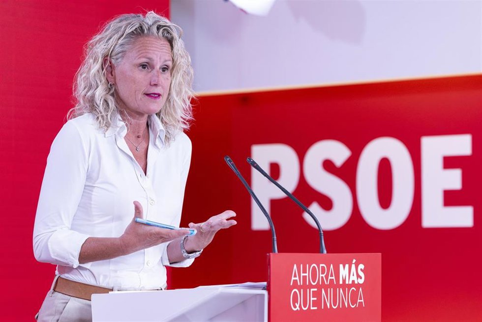 La portavoz de la Ejecutiva Federal del PSOE, Montse Mínguez, en una rueda de prensa en Ferraz.
