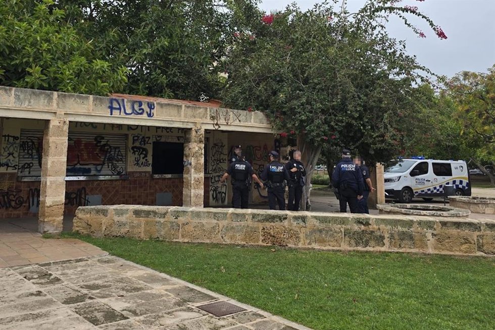 Detenido un hombre por amenazar con una navaja a tres personas que paseaban a sus perros en Palma.
