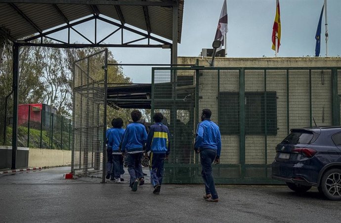Archivo - Un grupo de personas a su llegada al Centro de Estancia Temporal de Inmigrantes (CETI) de Ceuta, a 10 de febrero de 2026, en Ceuta (España)