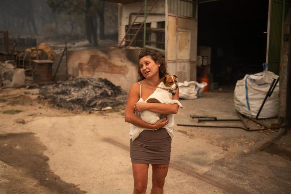 Una vecina de Piedralaves tras quemarse la casa de su padre durante el incendio de Burgohondo