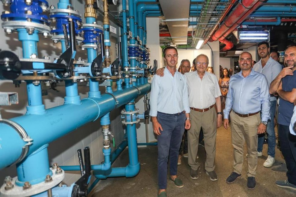 El presidente del Consell de Mallorca, Llorenç Galmés, en la sala de contadores de agua de un hotel.