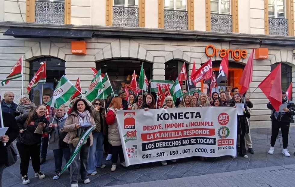 Archivo - Manifestación de los trabajadores de Konecta en Sevilla en una imagen de archivo