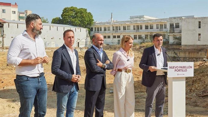 El alcalde de Cádiz y la presidenta de la Diputación en la primera piedra del Pabellón Portillo.
