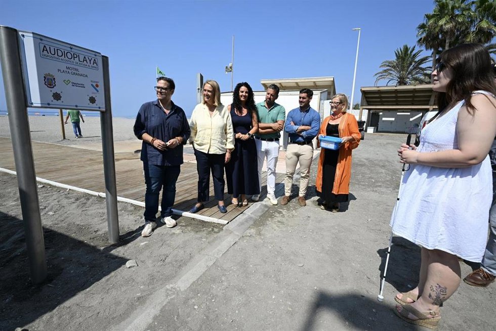 Puesta en marcha del baño adaptado en playas para personas con discapacidad visual.
