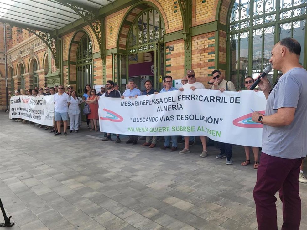 Archivo - Miembros de la Mesa en Defensa del Ferrocarril de Almería y representantes institucionales durante una concentración ante la estación de tren de la capital.