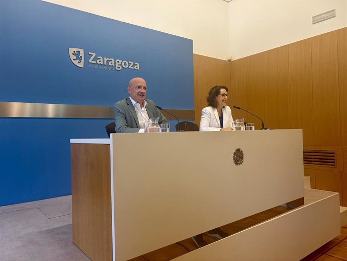 El consejero municipal de Economía, Transformación Digital y Transparencia, Carlos Gimeno, y la concejal de Vox, Eva Torres, en rueda de prensa.