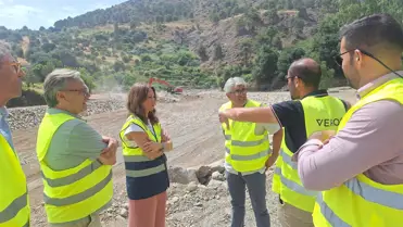 La delegada del Gobierno andaluz en Málaga, Patricia Navarro, junto al alcalde de Tolox, Jerónimo Macías,  el delegado territorial de Agricultura, Pesca, Agua y Desarrollo Rural, Fernando Fernández,  y los técnicos de la delegación y la dirección de obra