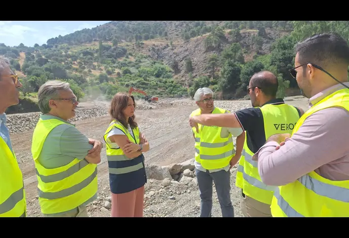 La delegada del Gobierno andaluz en Málaga, Patricia Navarro, junto al alcalde de Tolox, Jerónimo Macías,  el delegado territorial de Agricultura, Pesca, Agua y Desarrollo Rural, Fernando Fernández,  y los técnicos de la delegación y la dirección de obra