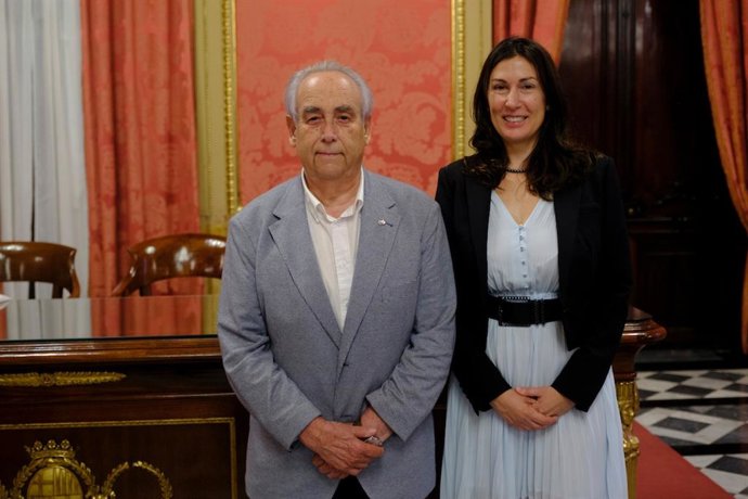 El president sortint, Carles Guilera, i la nova presidenta, Estefania Parra