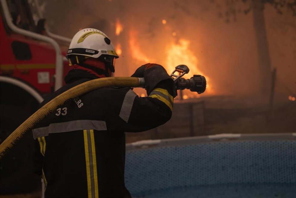 Un bombero combate las llamas en el departamento francés de Gironda