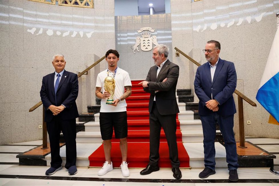 Yéremy Pino es homenajeado en Canarias por su "perseverancia" para ganar el Mundial.