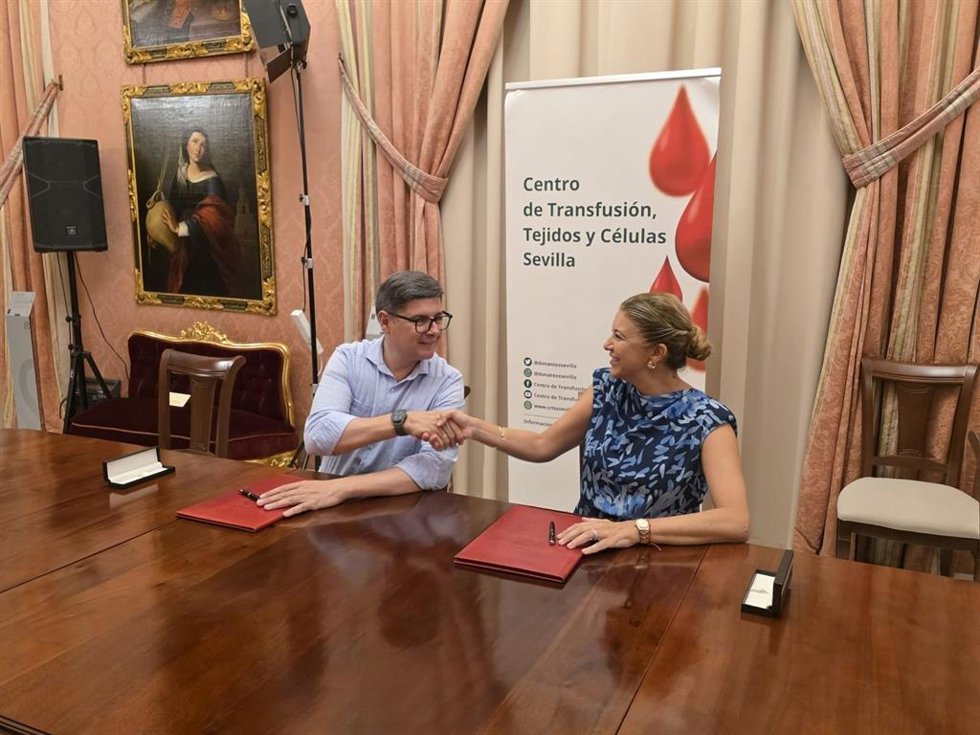 El delegado de Movilidad y presidente de la empresa pública, Álvaro Pimentel, con la delegada territorial de Salud y Consumo de la Junta de Andalucía, Silvia Pozo