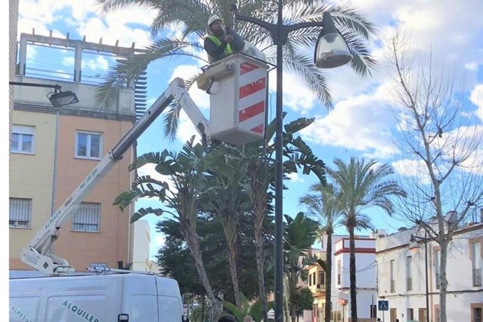 Archivo - Sevilla.- Alcalá de Guadaíra aprueba la compra de más de 170 luminarias led y 120 farolas de mayor eficiencia energética