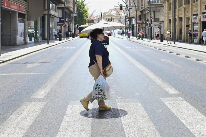 Una persona camina por la calle 