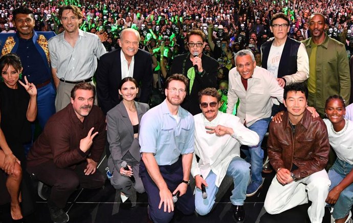Actores de Vengadores: Doomsday posan en la Comic Con de San Diego durante la presentación de Marvel