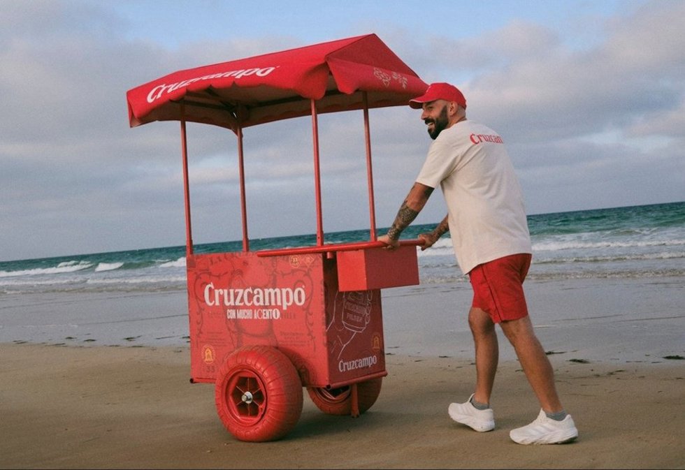 Latero con indumentaria de Cruzcampo