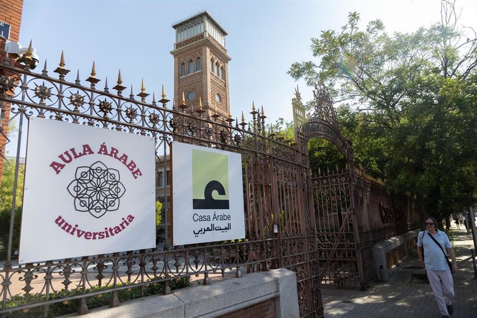 Fachada de Casa Árabe, a 8 de julio de 2026, en Madrid (España). Alumnos de Casa Árabe han reclamado al alcalde de Madrid, José Luis Martínez-Almeida, que reconsidere la decisión del Ayuntamiento de recuperar el edificio de Escuelas Aguirre.