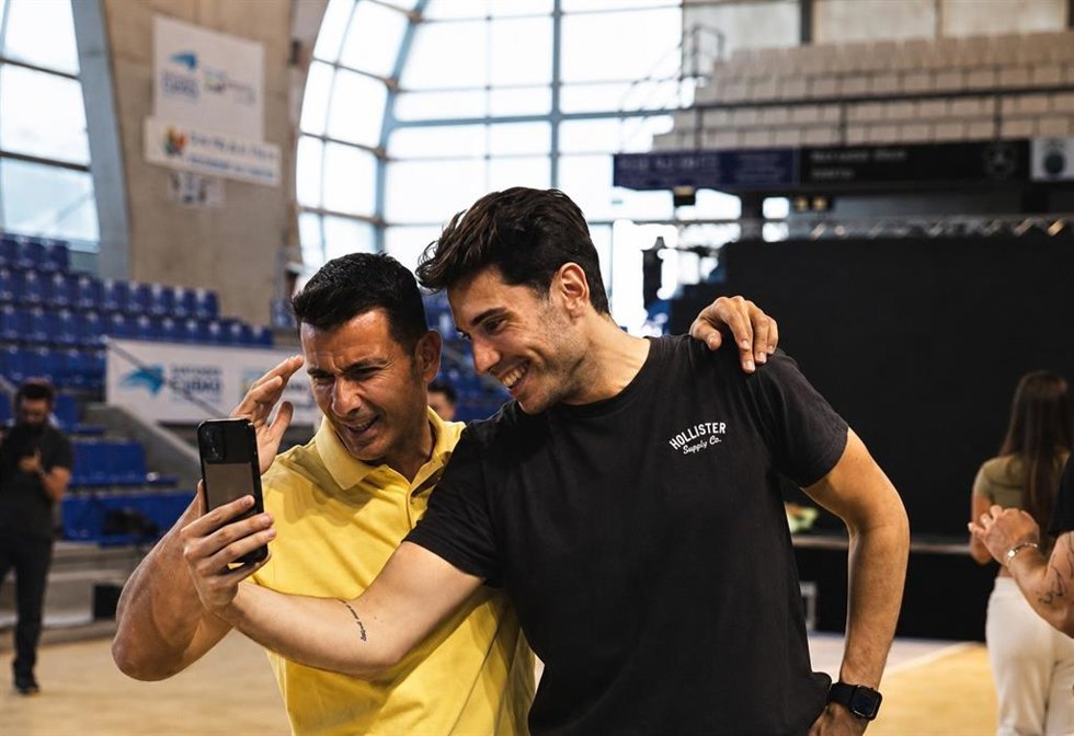 El periodista Diego Balbontín junto al creador de contenido Isidoro Baides.