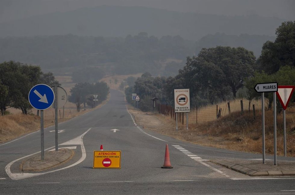 Una carretera cortada por el incendio forestal, a 27 de julio de 2026, en Mijares, Ávila.