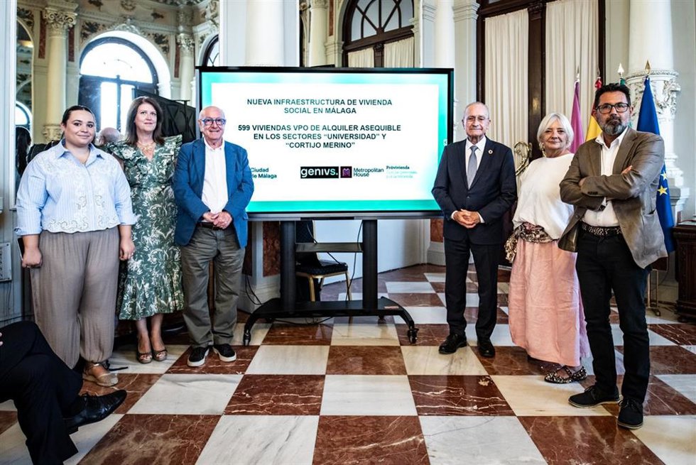 El alcalde de Málaga, Francisco de la Torre, junto a los concejales delegados de Vivienda y Regeneración Urbana y de Urbanismo, Francisco Pomares y Carmen Casero, y Mari Carmen Sanz, socia fundadora de Genivs.