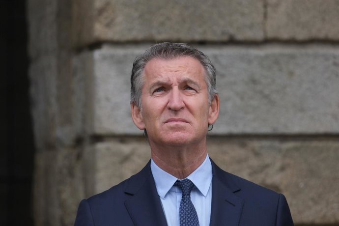 El presidente del Partido Popular, Alberto Núñez Feijóo, durante la tradicional ofrenda al Apóstol, a 25 de julio de 2026, en Santiago de Compostela, A Coruña, Galicia (España). El 25 de julio, festividad de Santiago Apóstol, es también el Día Nacional de