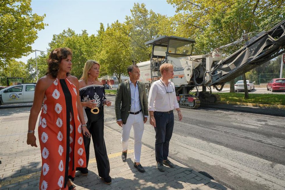 Visita a las obras de asfaltado en la calle Honduras de Huelva.