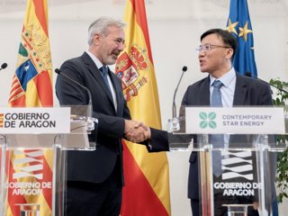 El presidente Azcón saluda a Andy Wu, director general de CSE.