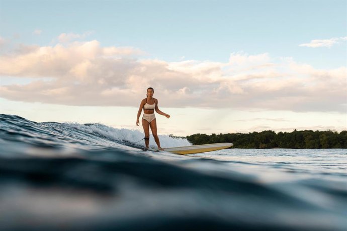 Archivo - Imagen de una mujer haciendo surf.