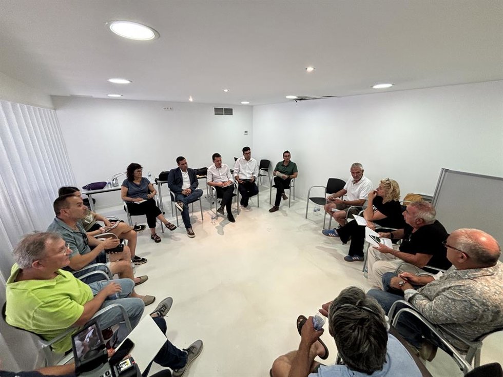 El conseller de Agricultura, Ganadería, Pesca y Alimentación de la Generalitat, Òscar Ordeig, en la reunión con organizaciones agrarias