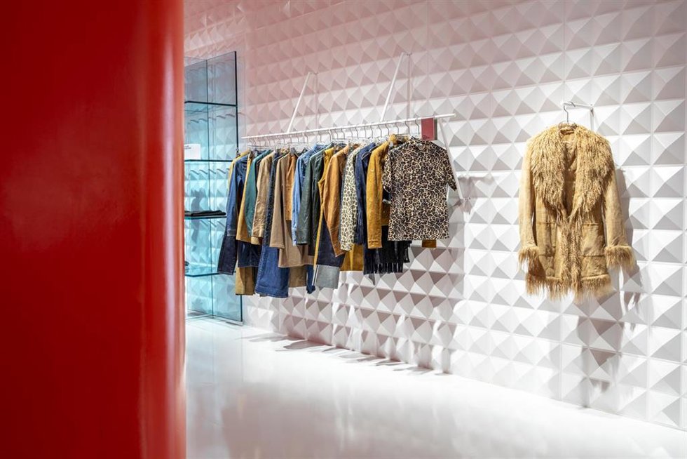 Archivo - Perchero con ropa de segunda mano dentro del concepto de 'H&M Pre-loved'