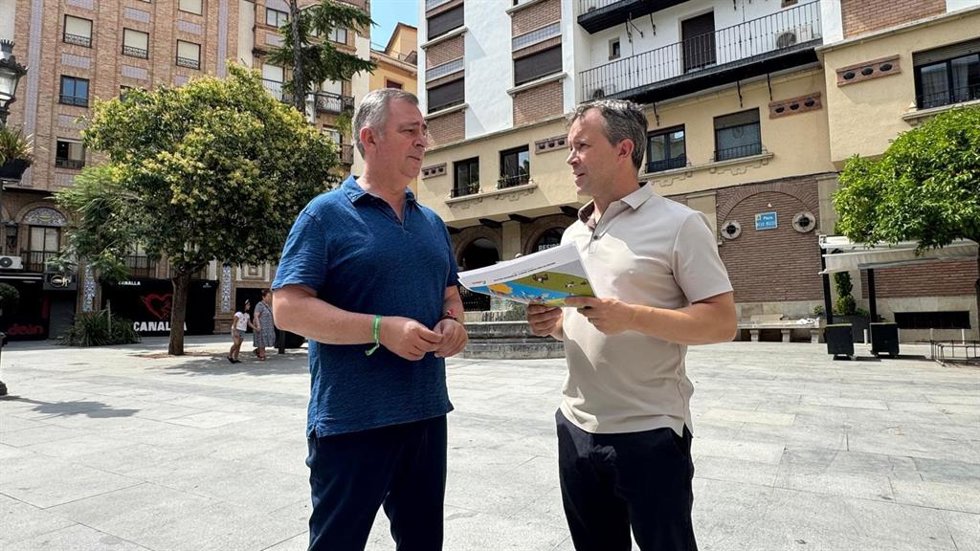 Julio Millán con el concejal Javier Padrono, en la plaza Deán Mazas