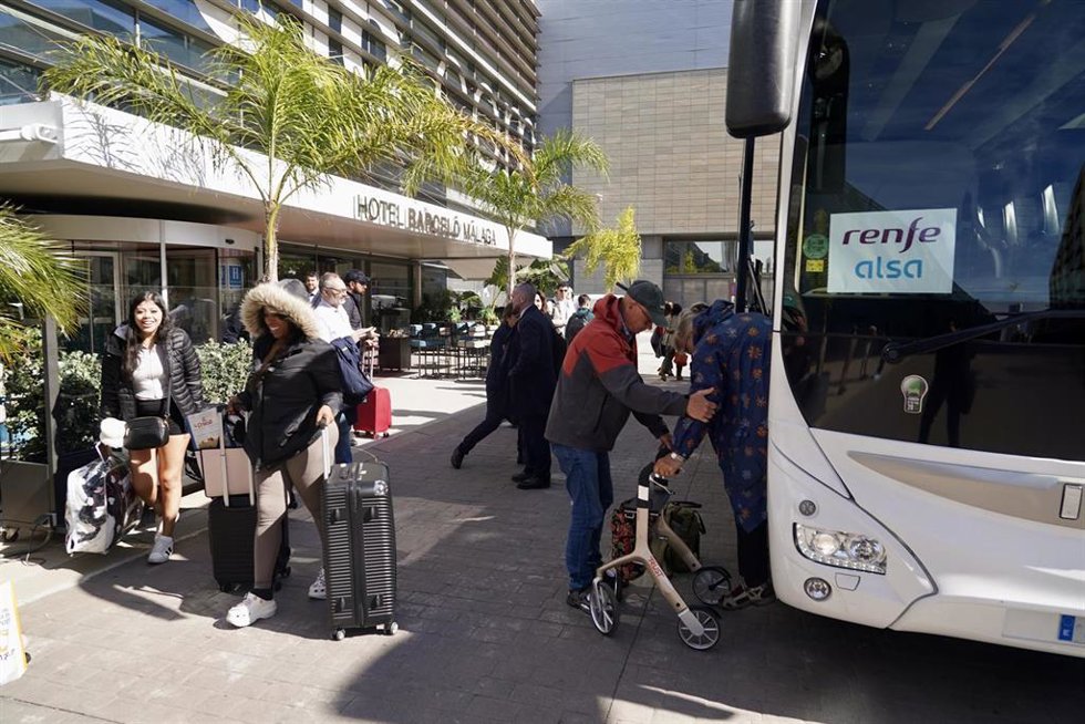 Archivo - Pasajeros de la línea de alta velocidad Madrid-Málaga llegando a la capital malagueña en autobús desde Antequera