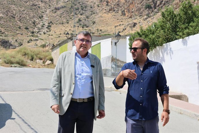 El subdelegado del Gobierno en Granada, José Antonio Montilla, ha visitado Alicún de Ortega acompañado por el alcalde del municipio, Rafael Marín.
