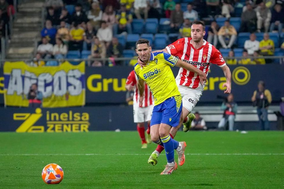 Archivo - El extremo derecho Jonathan Dubasin (derecha) en el partido contra el Cádiz CF de LaLiga Hypermotion.
