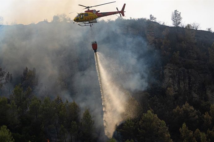 Un helicòpter durant unes tasques d'extinció 