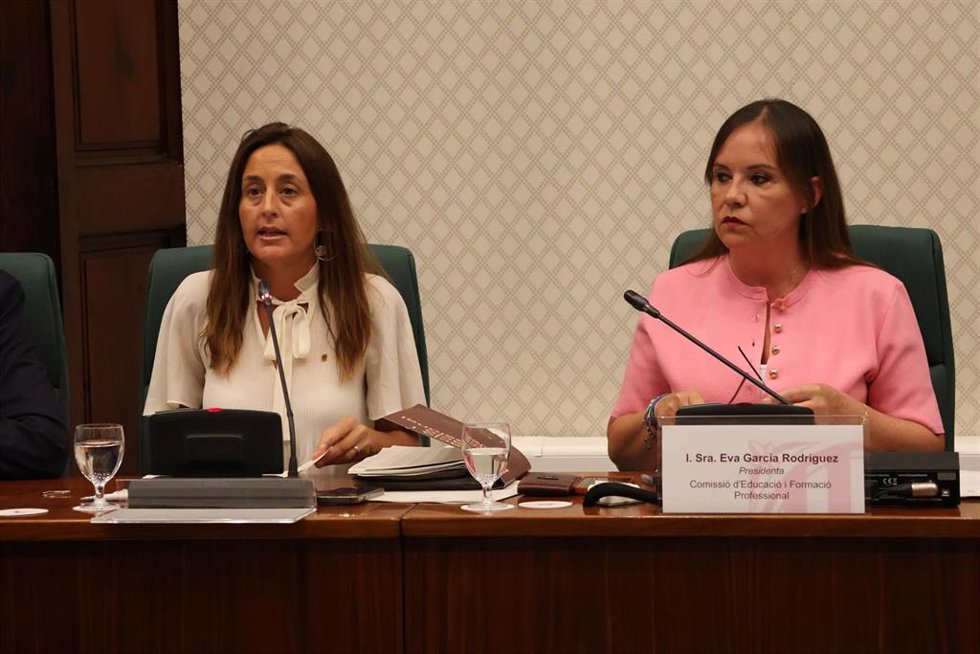 La consellera de Educación y FP de la Generalitat, Esther Niubó, durante la Comisión este lunes