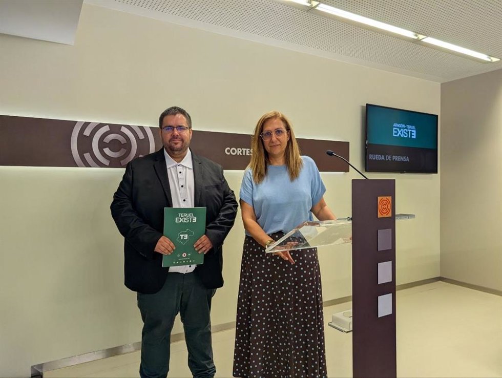 Buj y Carmona en la sala de prensa de las Cortes.