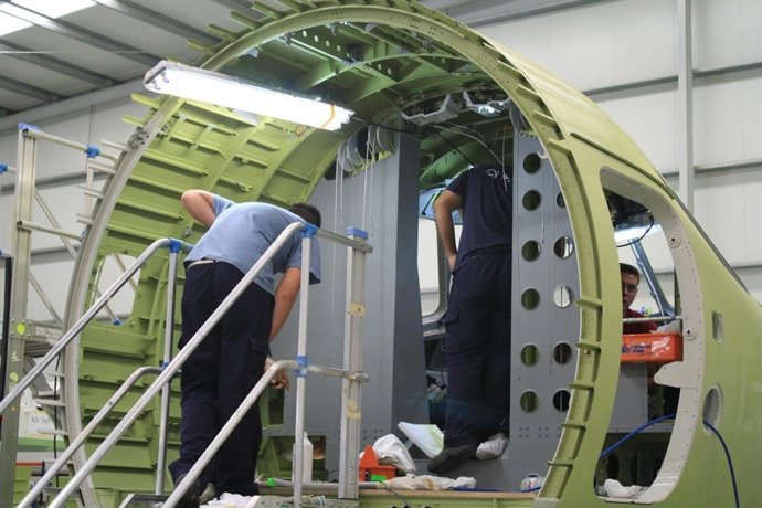 Un trabajador en el sector aeroespacial.