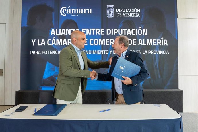 El presidente de la Diputación de Almería, José Antonio García Alcaina, y el presidente de la Cámara de Comercio, Jerónimo Parra, tras la firma del convenio de colaboración.
